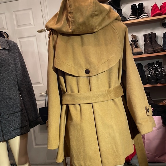 Limited collection wool coat with a symmetrical collar and hood - Picture 4 of 9
